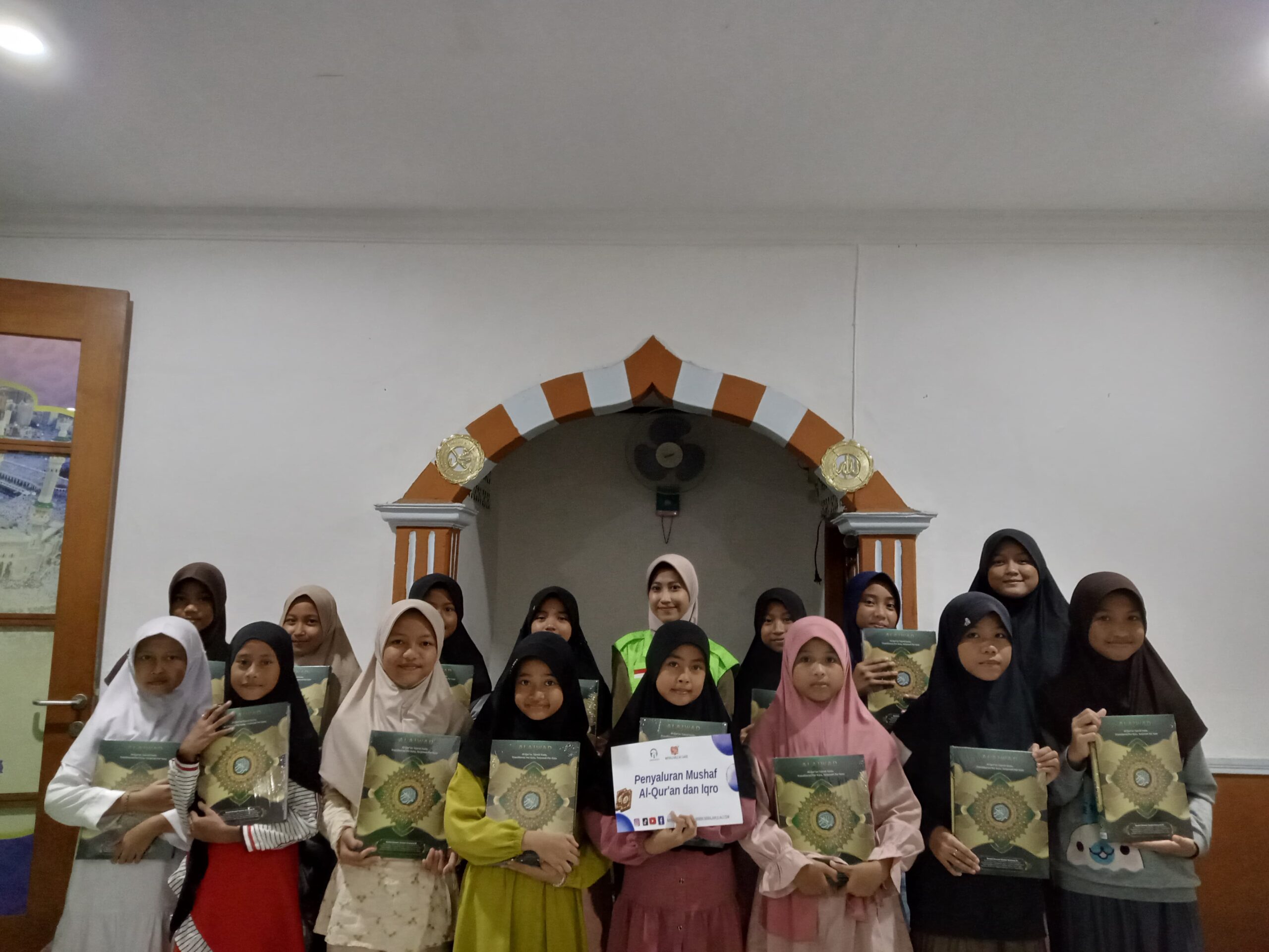 “Menyebarkan Cahaya Ilahi: Yayasan Mi’raj Mulia Berbagi Al-Qur’an ke Masjid dan Pesantren”